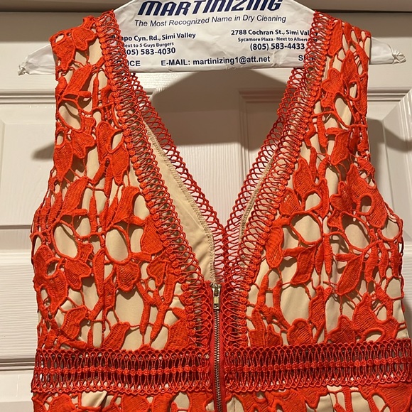 Like new Gianni Bini crochet dress with built in beige slip, Size M - Picture 3 of 5